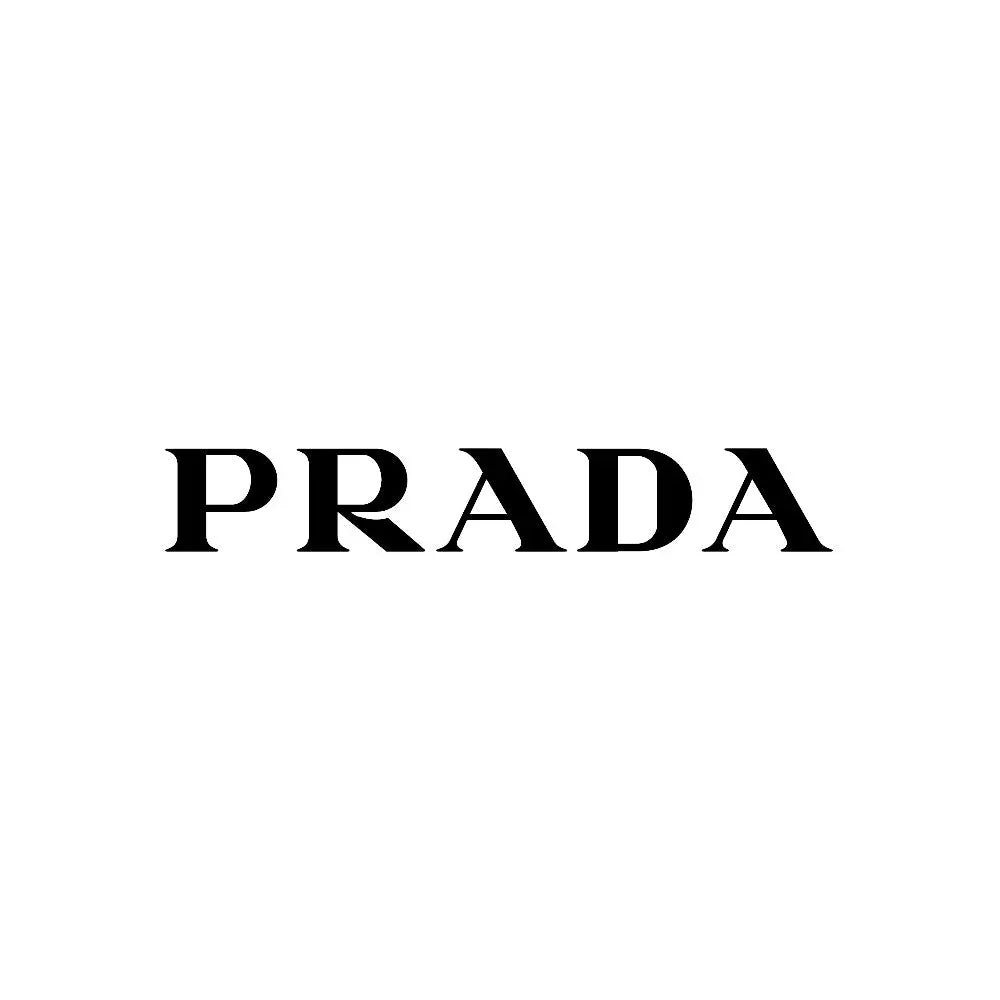 Schwarzer Prada Schriftzug auf weißem Hintergrund, minimalistisches Luxusmarkenlogo.