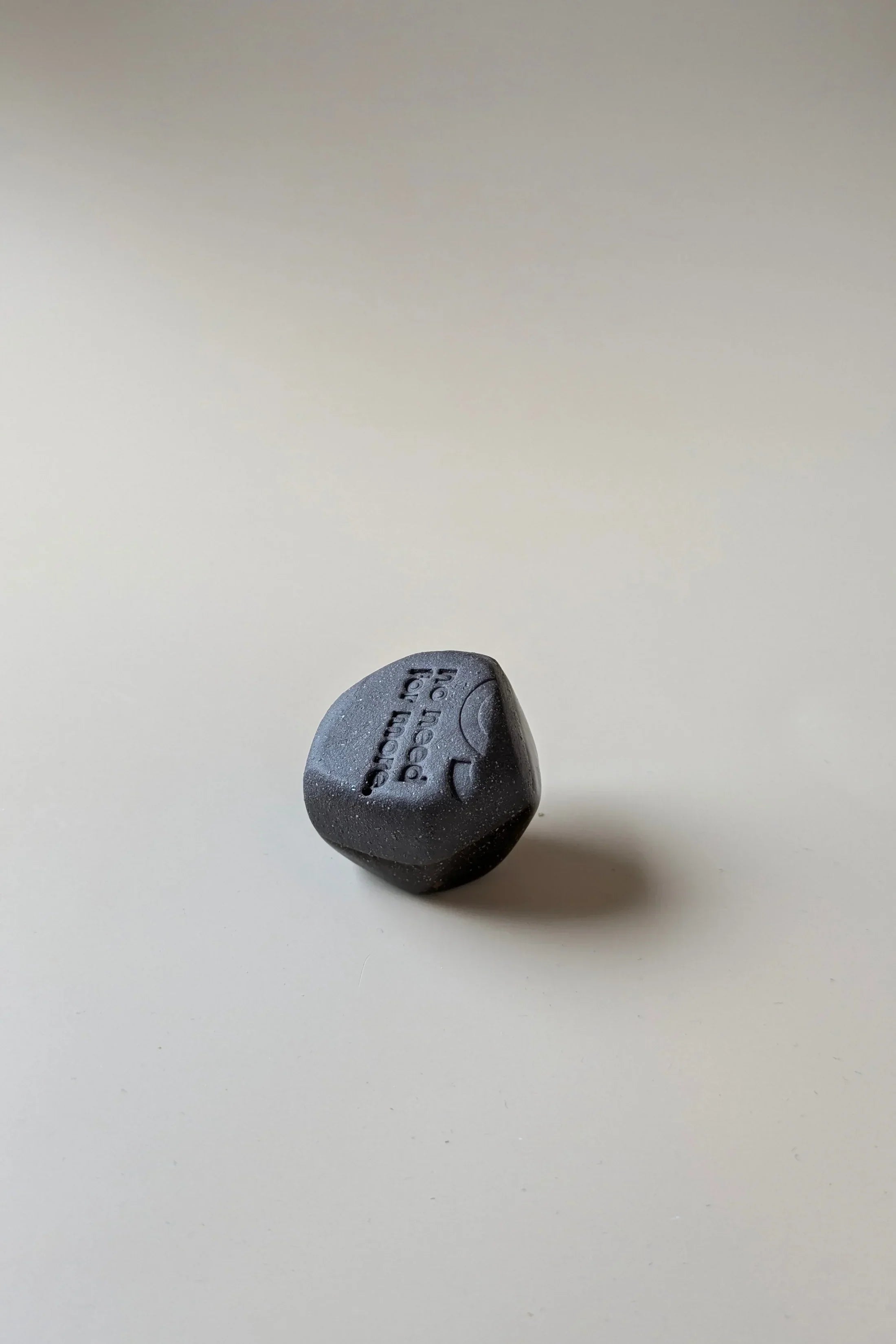 no need for more - Räucherstäbchenhalter - Keramik - Pebble