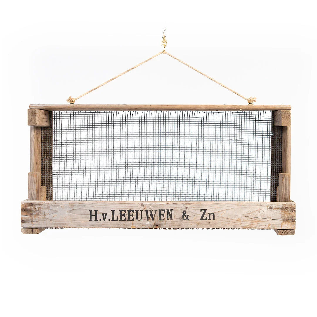 Breites Gartenregal aus Zwiebelsieb