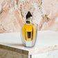 Luxus Parfumflakon mit goldener Flüssigkeit auf Marmorhintergrund, elegantes Design