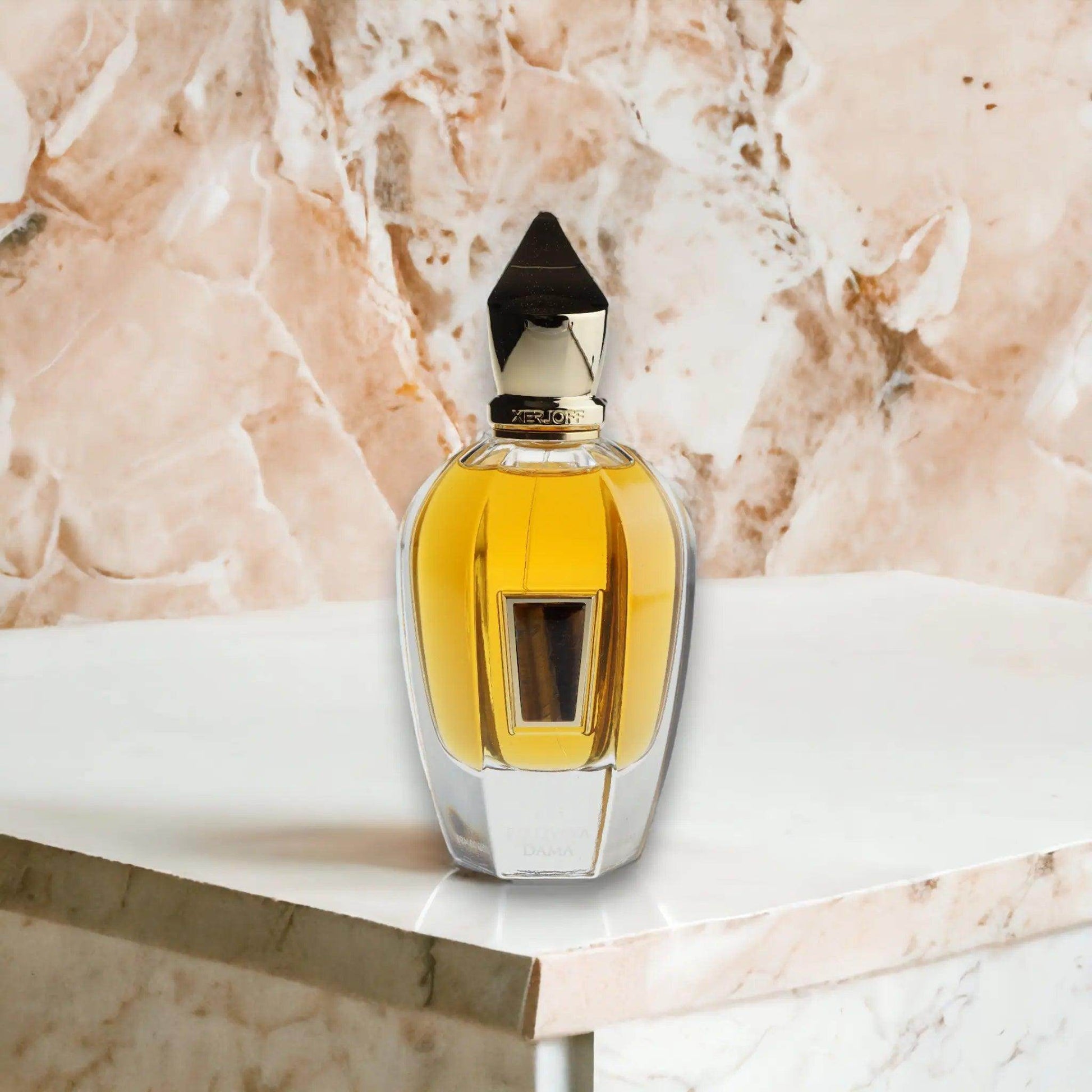 Luxus Parfumflakon mit goldener Flüssigkeit auf Marmorhintergrund, elegantes Design
