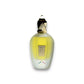 Luxuriöses Parfumflakon mit goldfarbenem Verschluss und gelbem Duft, Produktfotografie.