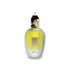 Luxuriöses Parfumflakon mit goldfarbenem Verschluss und gelbem Duft, Produktfotografie.