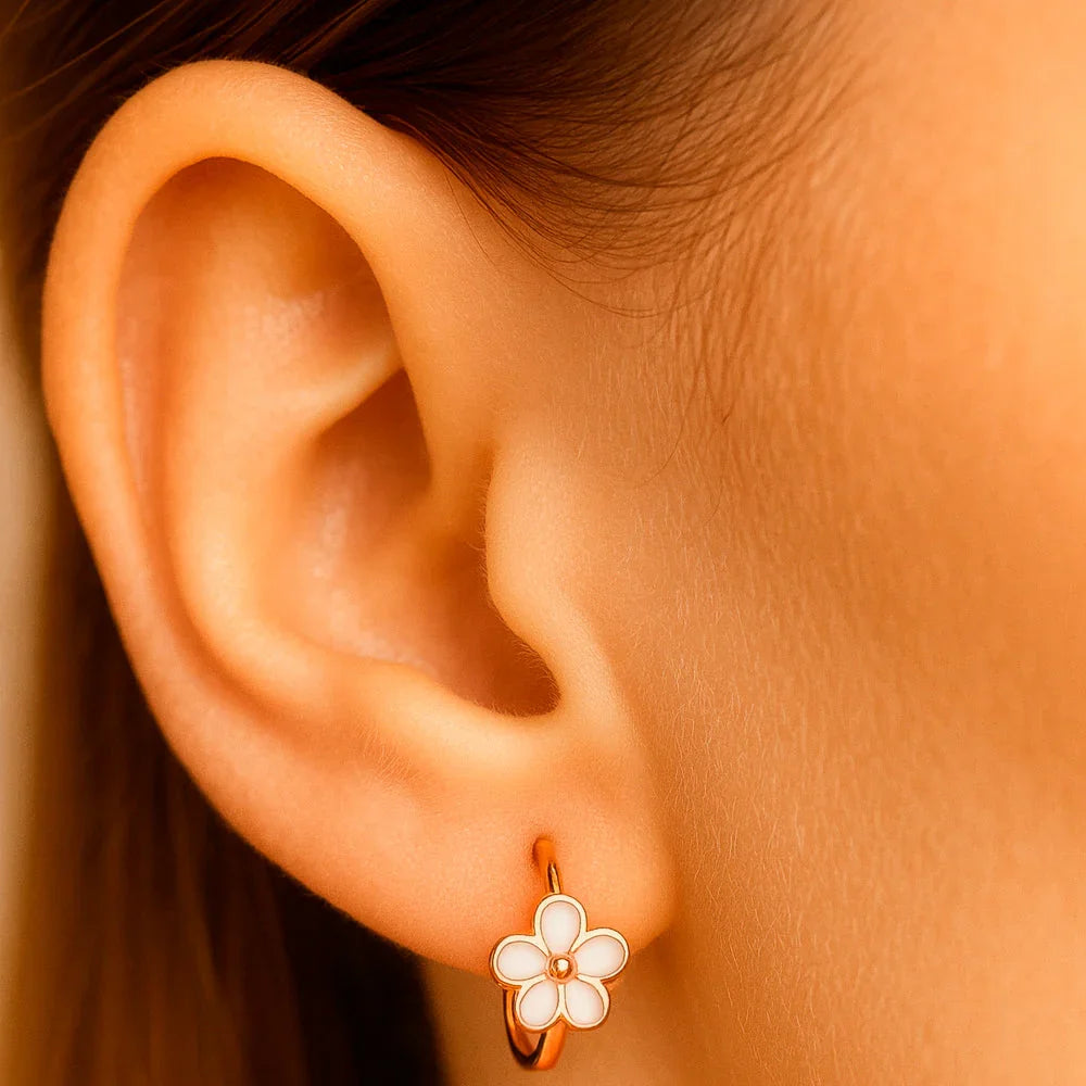 Ohrringe aus 925er Sterling-Silber, weißes Blümchen