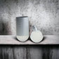 Elegantes Eau de Toilette Parfumflakon in Silber und Weiß auf Betonuntergrund