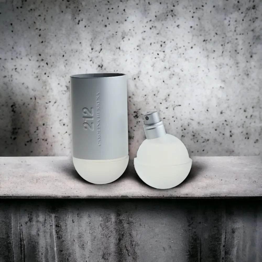 Eau de Toilette Flakon 212 in Silber und Weiß vor Betonhintergrund, modernes Parfum-Design