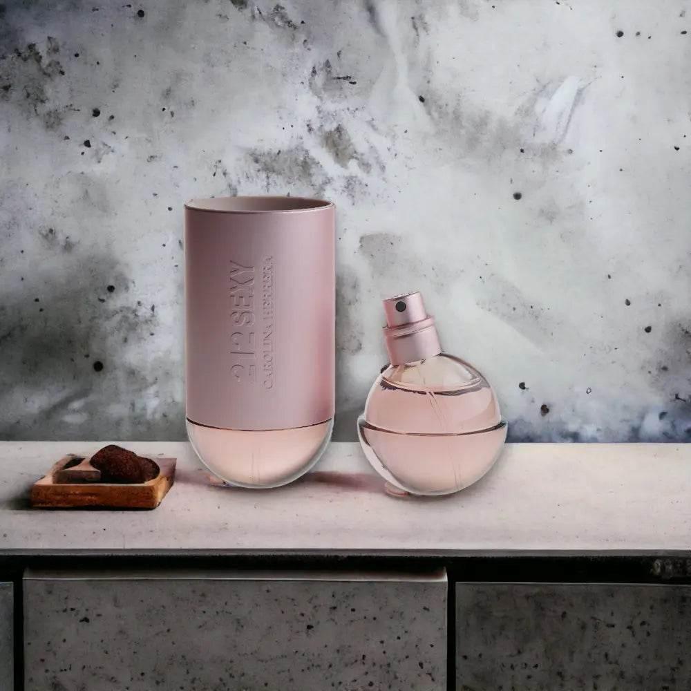 Runder Parfumflakon und schlichte Parfümdose auf hellem Marmor, moderner Duft-Look