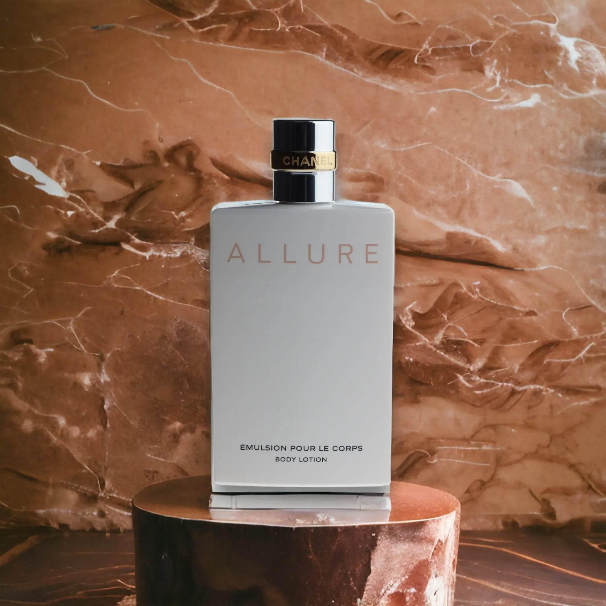 Allure Körperemulsion Bodylotion Flasche vor braunem Marmorhintergrund, Luxuspflege