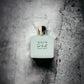 Acqua Di Gio Damenparfum Flakon mit goldenem Verschluss auf grauem Hintergrund