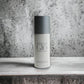 Acqua di Gio Deodorant Spray für Herren, weiß-graue Flasche vor Betonhintergrund.