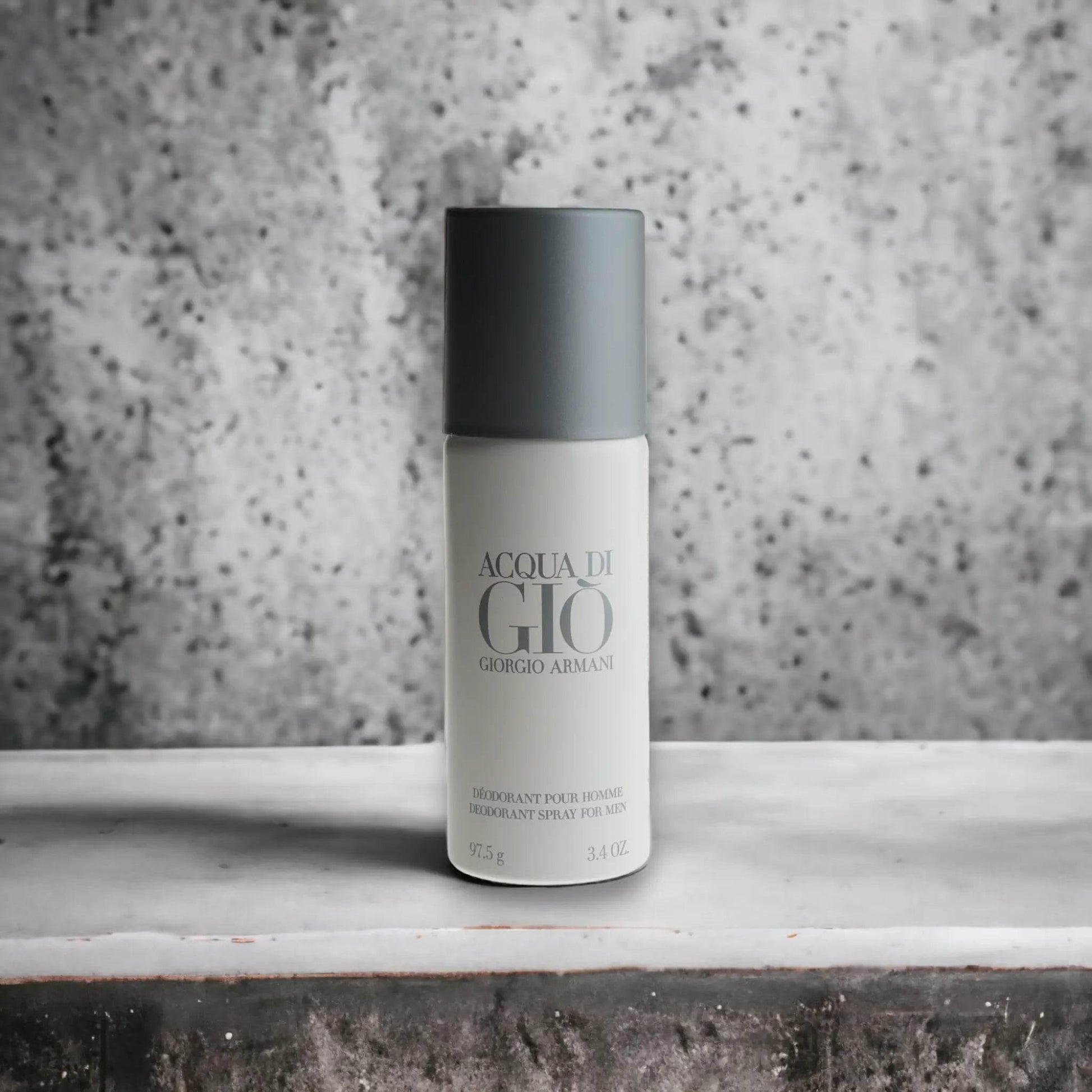 Acqua di Gio Deodorant Spray für Herren, weiß-graue Flasche vor Betonhintergrund.