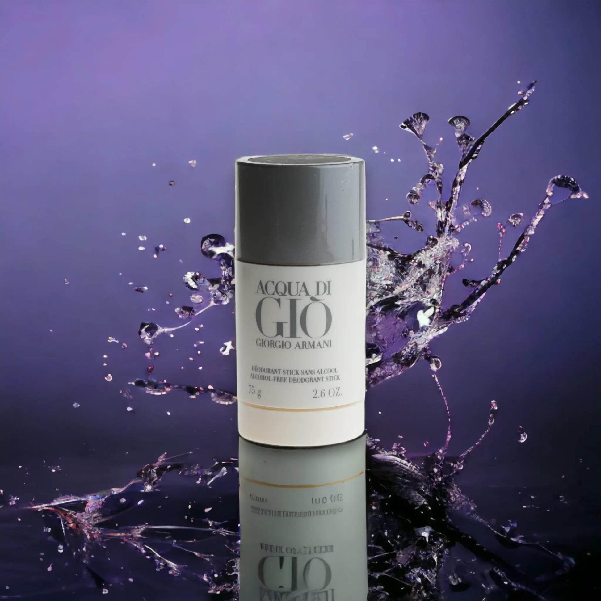 Acqua di Giò Deodorant Stick vor violettem Hintergrund mit Wasserspritzern, Parfüm-Kosmetik