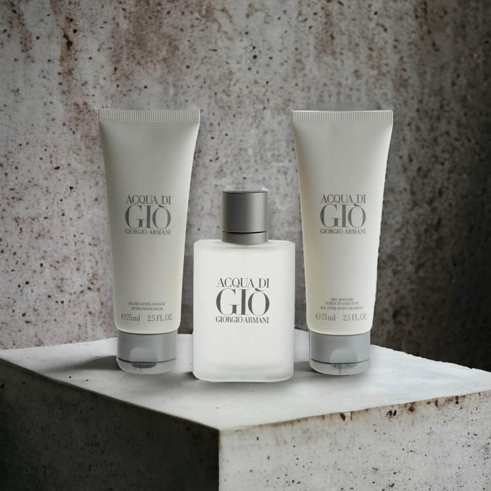 Acqua di Giò Duftset mit Parfum, Aftershave und Duschgel vor Betonhintergrund