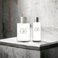 Acqua di Gio Duftset mit zwei Parfumflakons auf Betonfläche, minimalistisch präsentiert