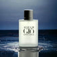 Acqua di Giò Eau de Toilette Flakon mit silbernem Deckel auf Wasseroberfläche, luxuriöses Parfum