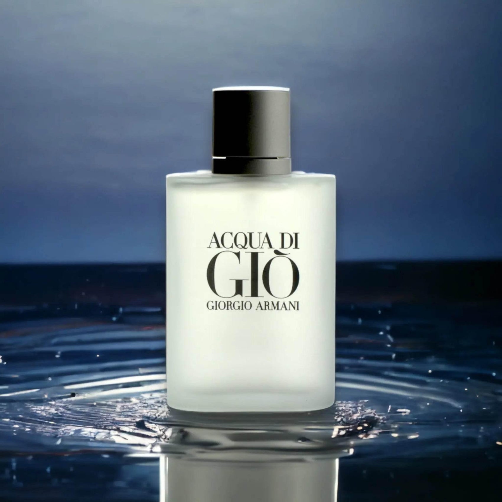 Acqua di Gio Eau de Toilette Flakon auf Wasseroberfläche, luxuriöses Parfum-Design