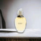 Amarige Eau de Toilette Flakon mit elegantem, transparentem Verschluss auf hellem Hintergrund