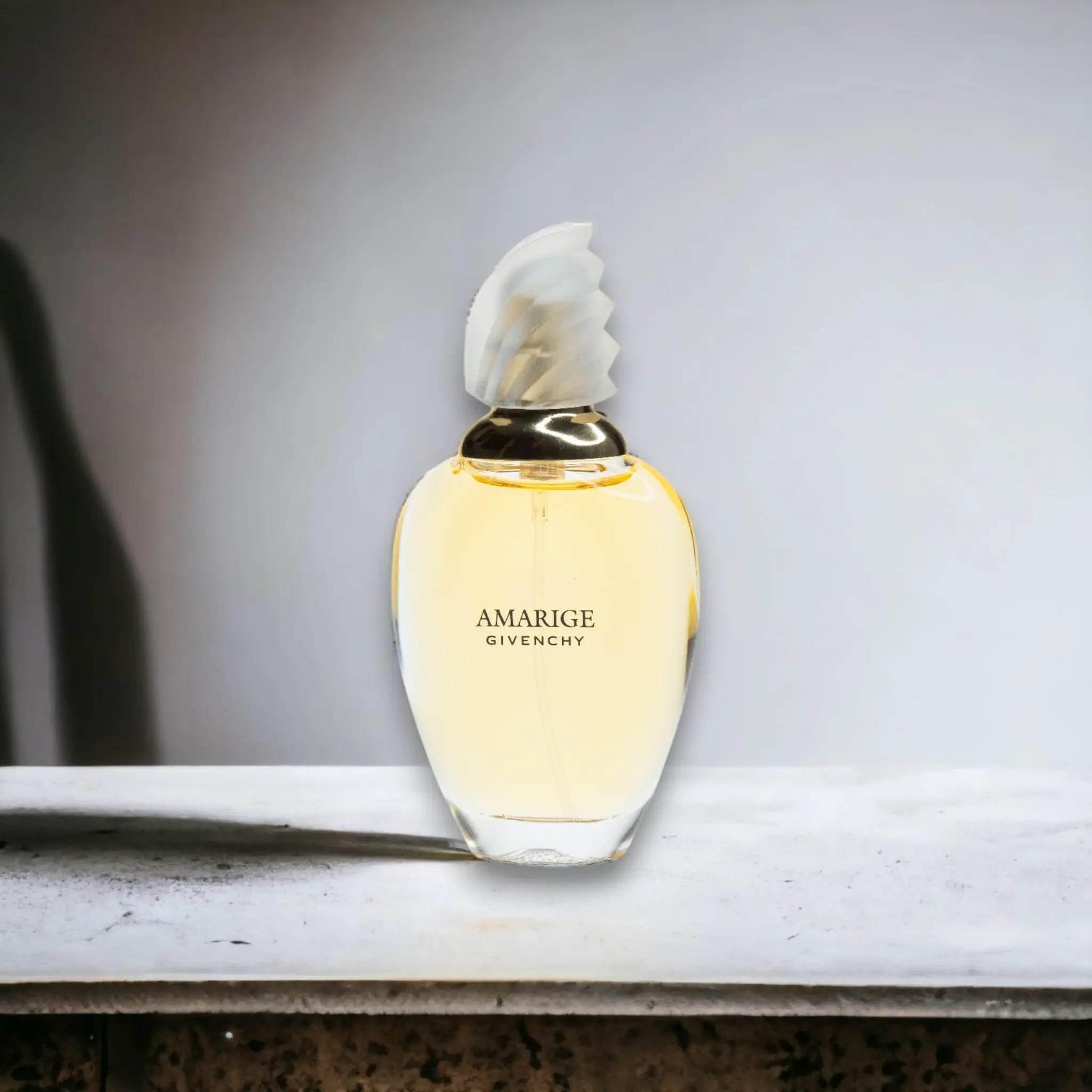 Amarige Eau de Toilette Flakon mit elegantem, transparentem Verschluss auf hellem Hintergrund