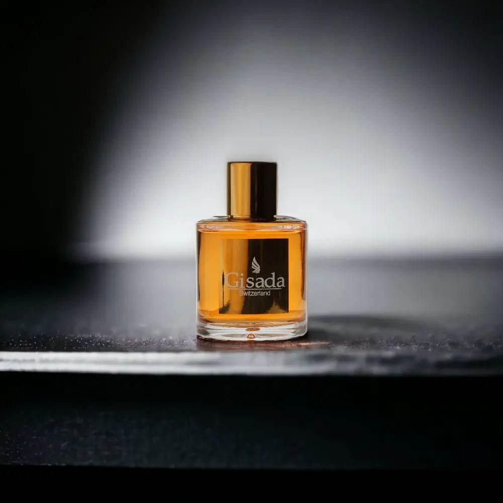 Gisada Eau de Parfum für Damen in eleganter, goldener Flasche, Produktfotografie