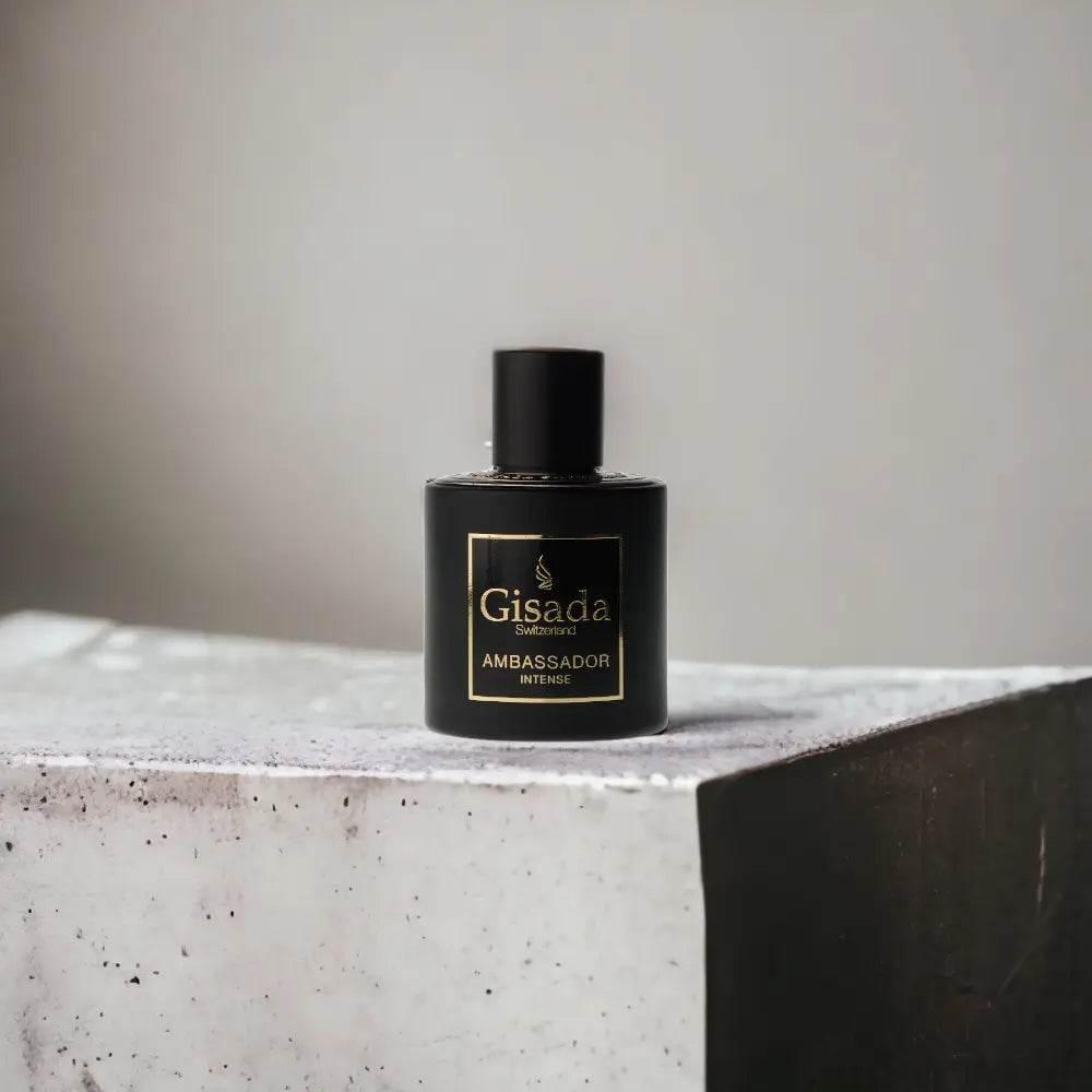 Schwarzer Flakon Gisada Ambassador Intense Eau de Parfum auf grauem Stein, luxuriöser Herrenduft
