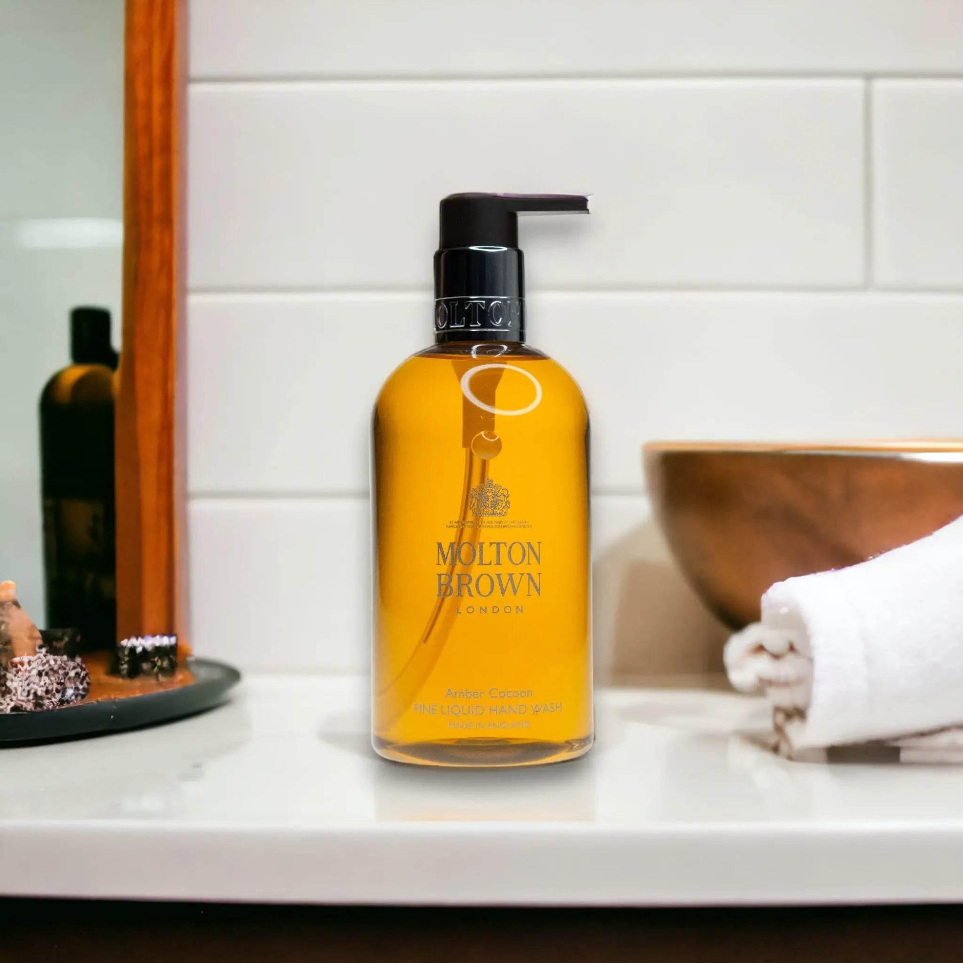 Molton Brown Amber Cocoon Handseife in Bernsteinflasche auf Badezimmerwaschtisch