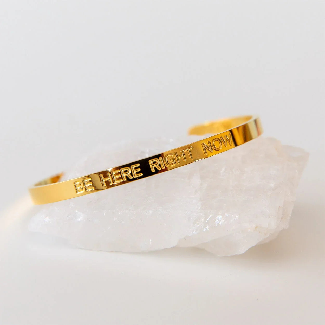 Armreif mit Gravur | vergoldet | Be here right now