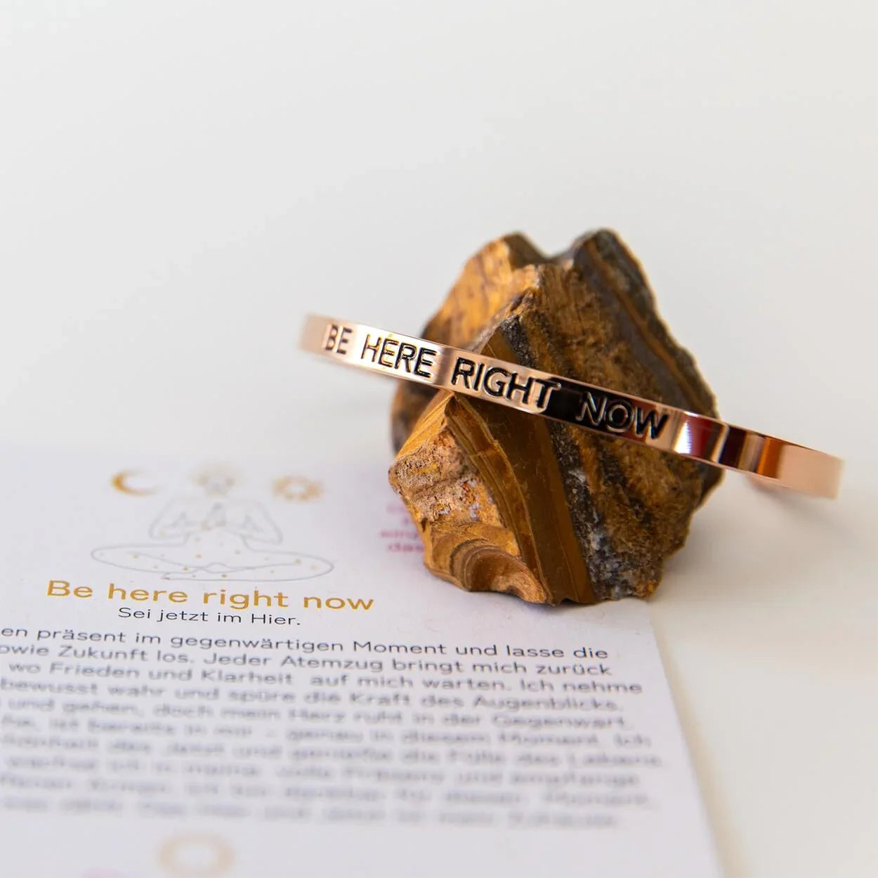 Armreif mit Gravur | rosé vergoldet | Be here right now