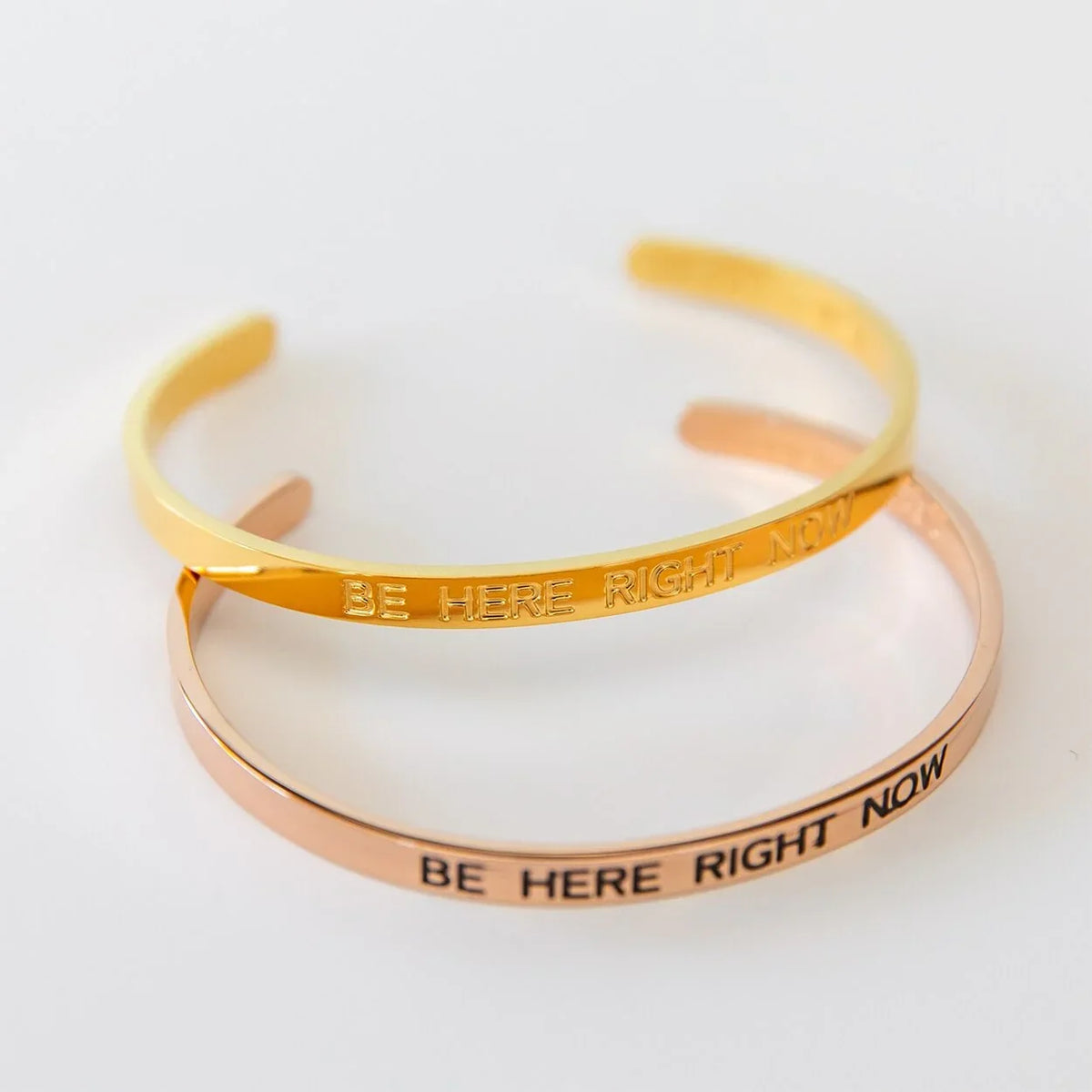 Armreif mit Gravur | vergoldet | Be here right now