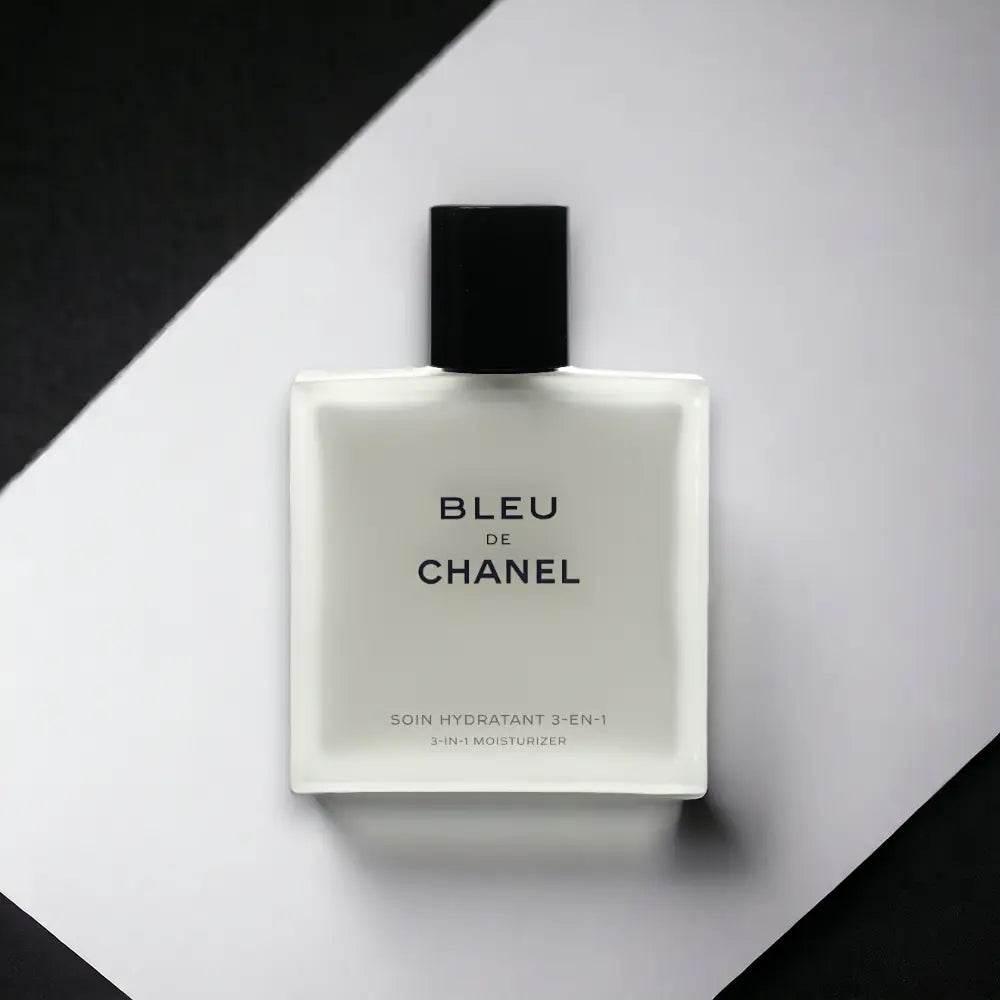 Minimalistische Flasche eines 3-in-1 Moisturizers mit schwarzem Verschluss vor geometrischem Hintergrund