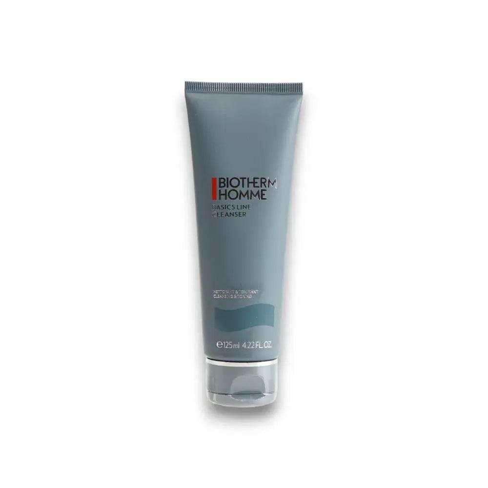 Graue Tube Biotherm Homme Basics Line Cleanser 125 ml auf weißem Hintergrund