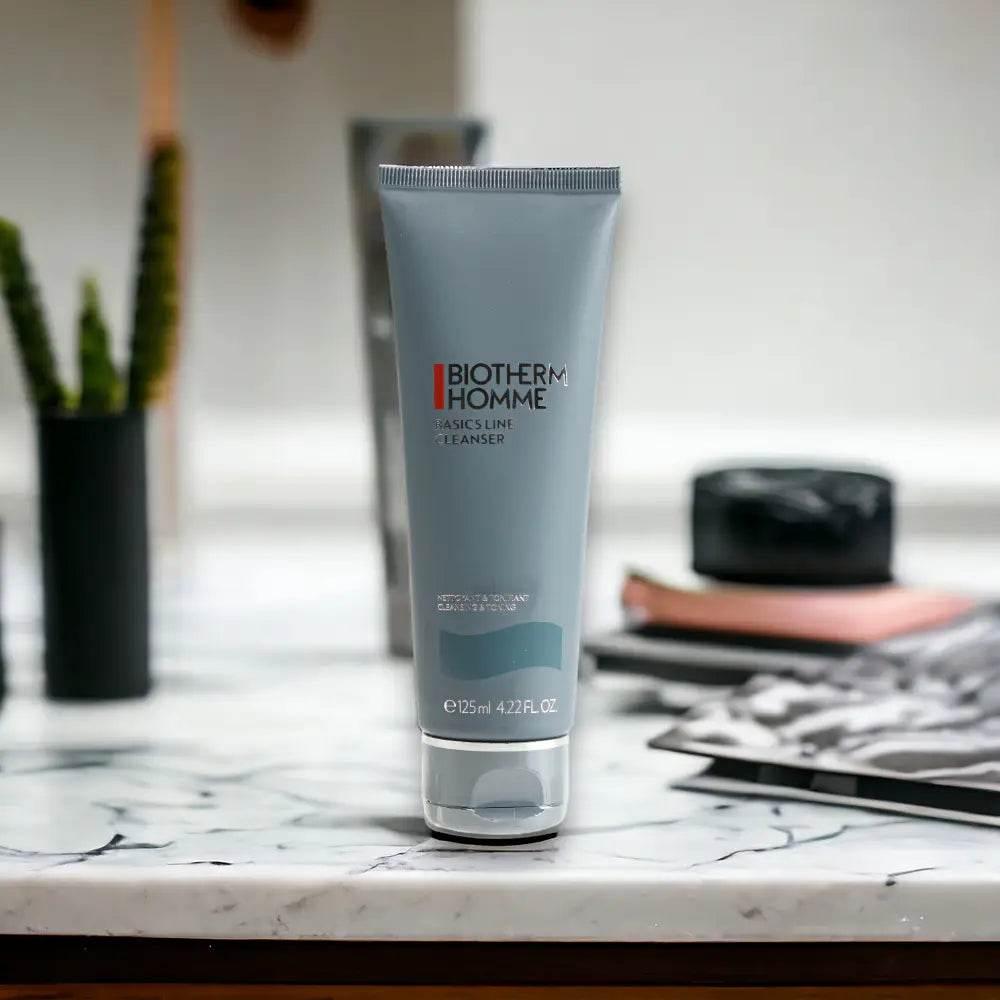BIOTHERM HOMME Basics Line Cleanser, Gesichtsreiniger Tube auf Marmortisch im Bad