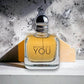Transparenter Flakon Because It's You Eau de Parfum, gelbliche Flüssigkeit, vor Marmorhintergrund