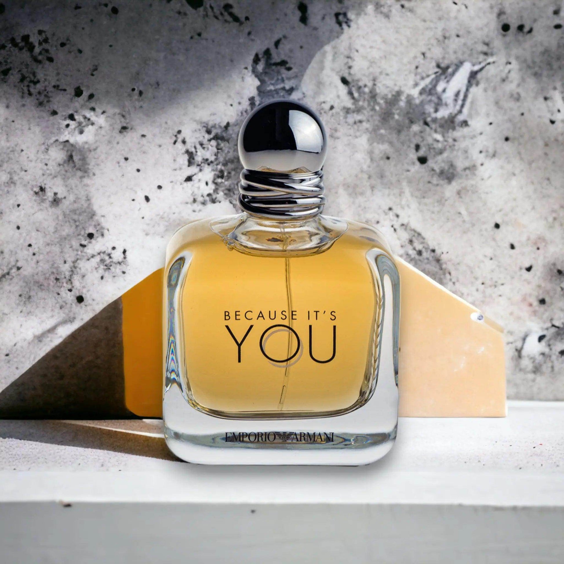 Transparenter Flakon Because It's You Eau de Parfum, gelbliche Flüssigkeit, vor Marmorhintergrund