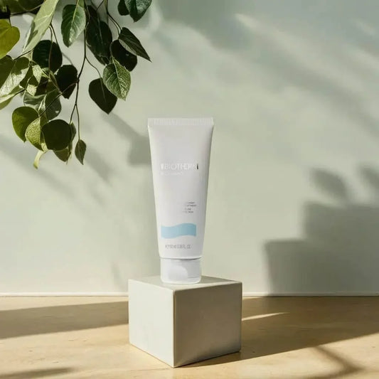 Biotherm Handcreme Biomains auf Sockel, natürliche Beleuchtung mit Pflanzen im Hintergrund