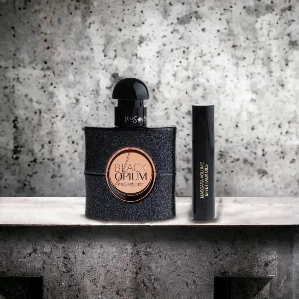 Black Opium Eau de Parfum Flakon und schwarze Mascara vor Betonhintergrund, Luxus Duftset