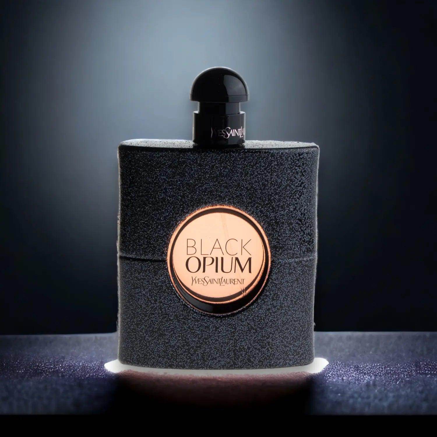 Schwarzer, luxuriöser Parfumflakon Black Opium mit glänzendem Etikett vor dunklem Hintergrund