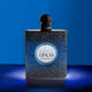 Schwarzer Parfumflakon Black Opium Intense vor blauem Hintergrund, glitzerndes Design.