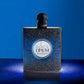 Schwarzer Parfumflakon Black Opium Intense vor blauem Hintergrund, Nahaufnahme.