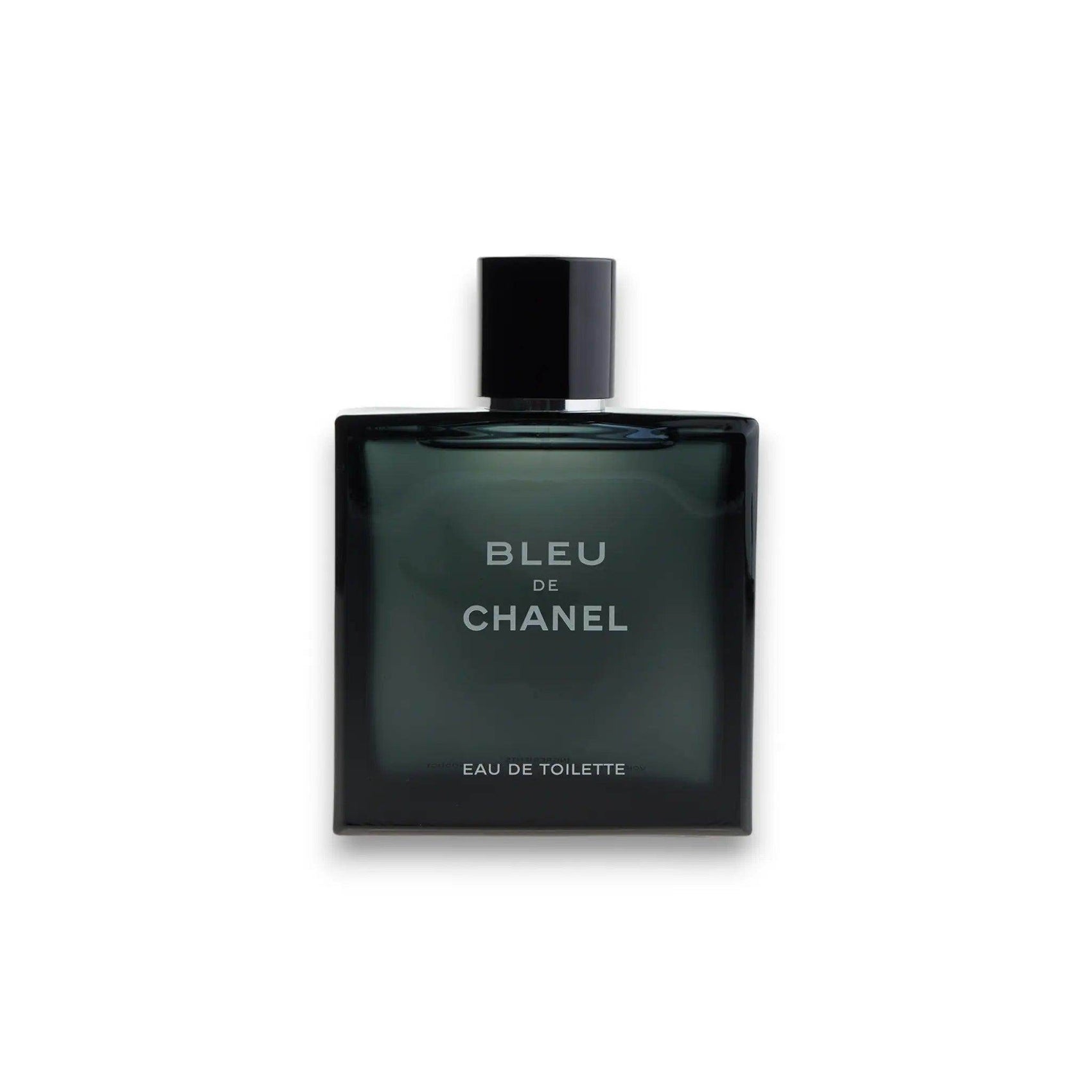 Schwarzer Flakon Bleu de Chanel Eau de Toilette vor weißem Hintergrund