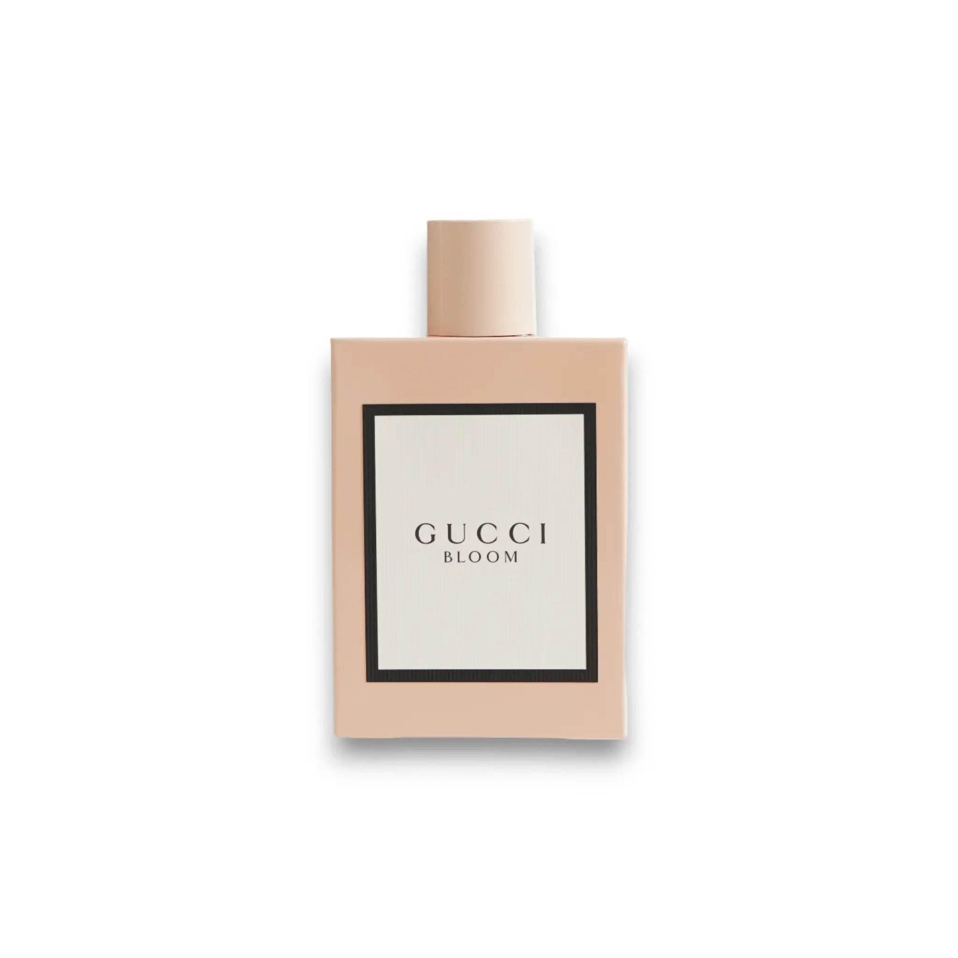 Beiger Flakon Gucci Bloom Eau de Parfum, Luxusduft, minimalistisches Design, freigestellt