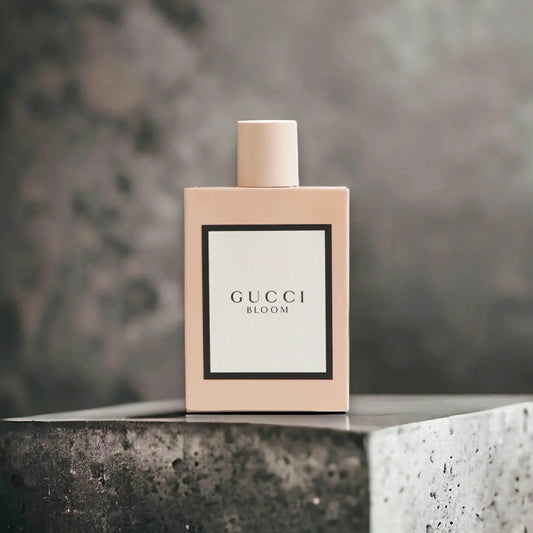 Beiger Parfümflakon Gucci Bloom auf steinfarbenem Hintergrund, Luxusduft, Nischenparfum