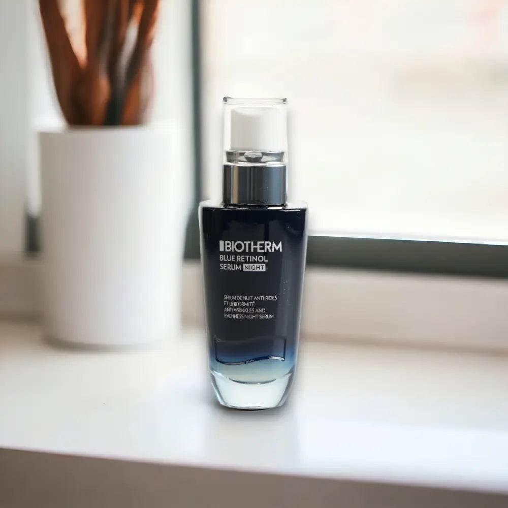 Biotherm Blue Retinol Night Serum Flasche auf Fensterbrett, Anti-Aging Pflege
