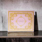 Versace Bright Crystal Duftset Box in Rosa mit goldenen Ornamenten auf Marmoroberfläche