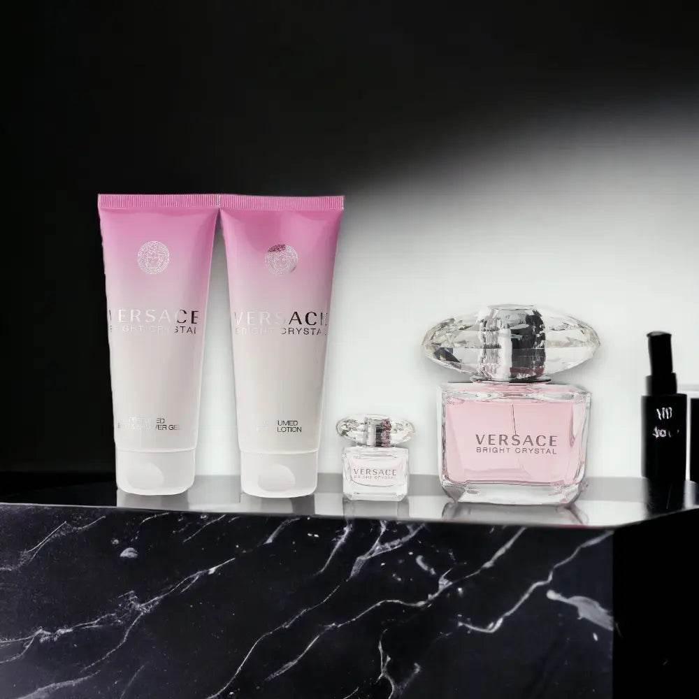 Versace Bright Crystal Duftset mit Eau de Toilette, Duschgel und Bodylotion auf schwarzem Marmor