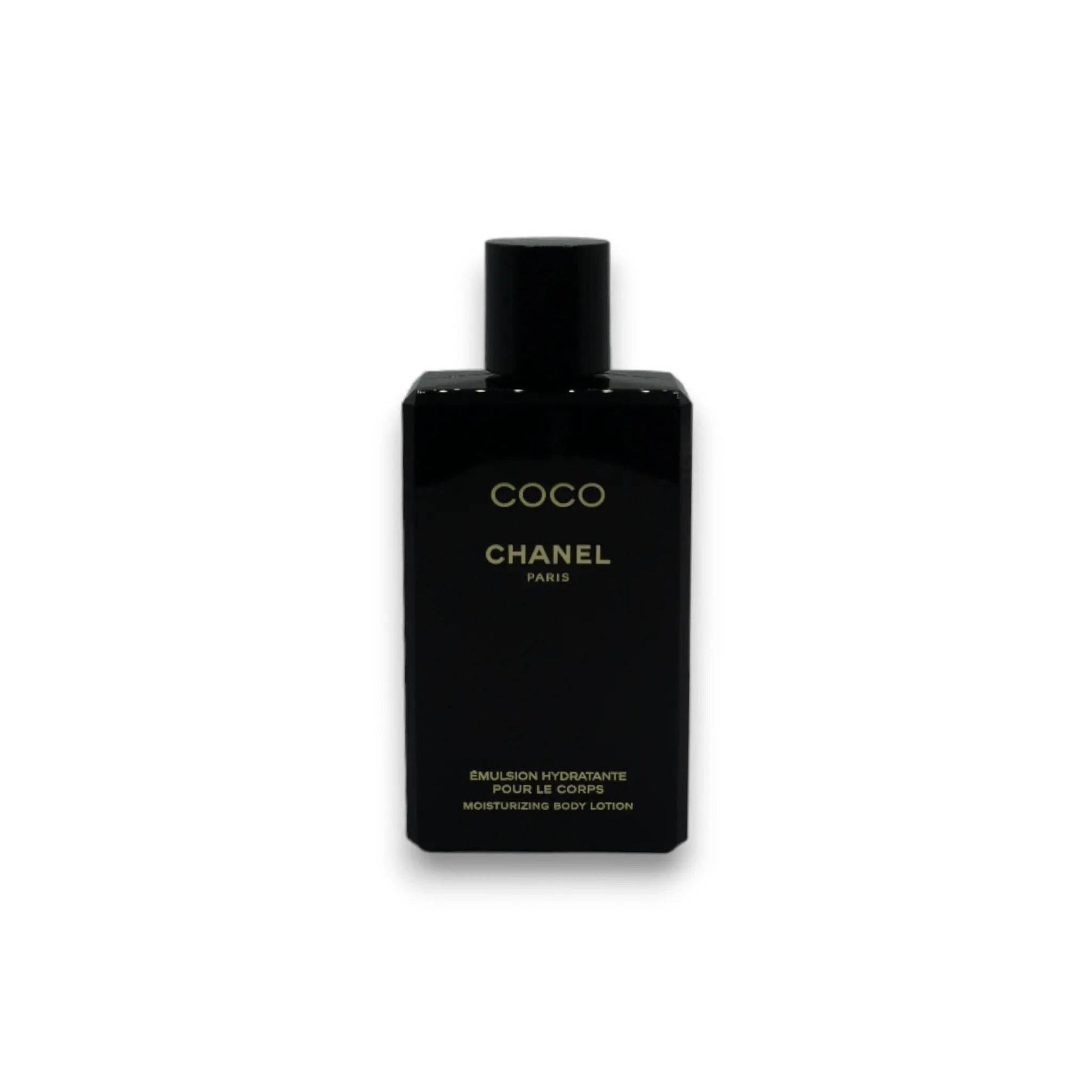 Schwarze rechteckige Flasche einer feuchtigkeitsspendenden Bodylotion mit goldener Aufschrift auf weißem Hintergrund.