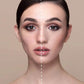 Nahaufnahme eines weiblichen Gesichts, links ohne, rechts mit Concealer, Makeup-Effektvergleich
