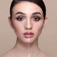 Vorher-nachher Effekt von Concealer auf halbem Gesicht, glatte und ungeschminkte Haut