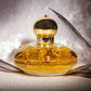 Luxuriöses Casmir Eau de Parfum in runder Glasflasche mit goldenem Verschluss, Nahaufnahme