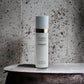 Coco Mademoiselle Damen Deodorant Spray vor marmorierter Wand, Luxus-Kosmetik