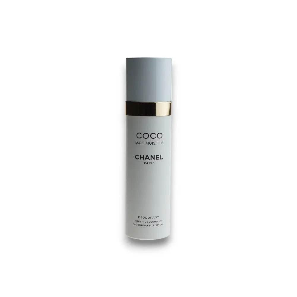 Damen Deodorant Spray Coco Mademoiselle mit goldfarbenem Ring auf weißem Hintergrund